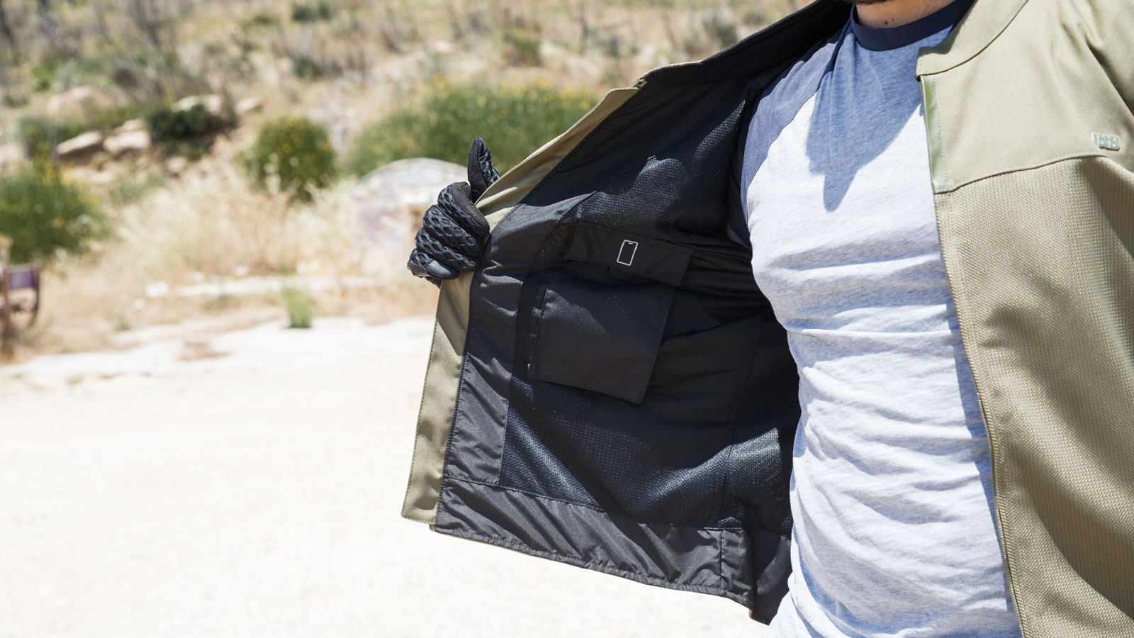 Στο IXS Tour Onyx-Air υπάρχουν 2 εσωτερικές τσέπες και μία ακόμα τύπου Napoleon στο στήθος για εύκολη πρόσβαση σε σημαντικά αντικείμενα.