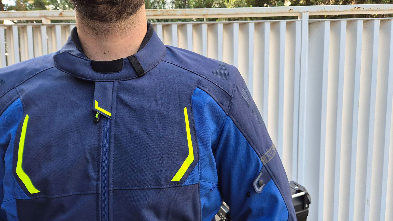 Το IXS Tour Lennox, διαθέτει αρκετά ανακλαστικά ένθετα περιμετρικά. 