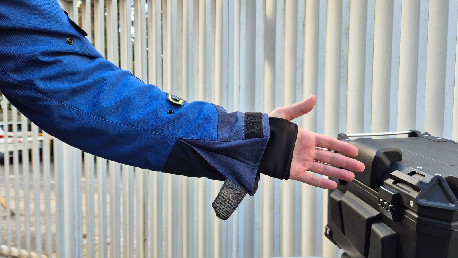 Το IXS Tour Lennox, διαθέτει μανσέτες από μαλακό Lycra ύφασμα. 