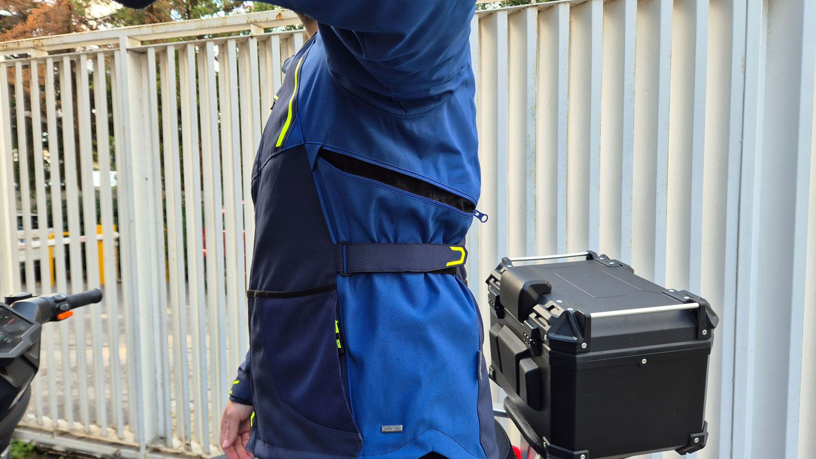 Το IXS Tour Lennox, έχει και δύο μεγάλου μήκους αεραγωγούς κάτω από τις μασχάλες, ώστε να ενισχύεται η ανακύκλωση του αέρα όταν η θερμοκρασίες ανεβαίν