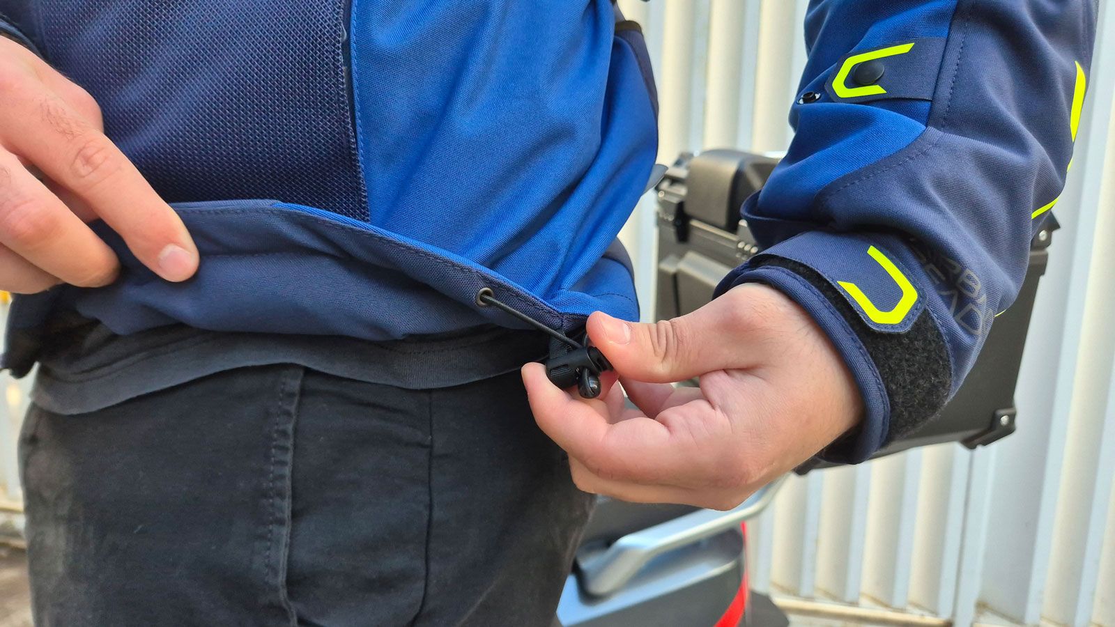 Στο τελείωμα του IXS Tour Lennox, υπάρχει και ένα λάστιχο ρύθμισης. 