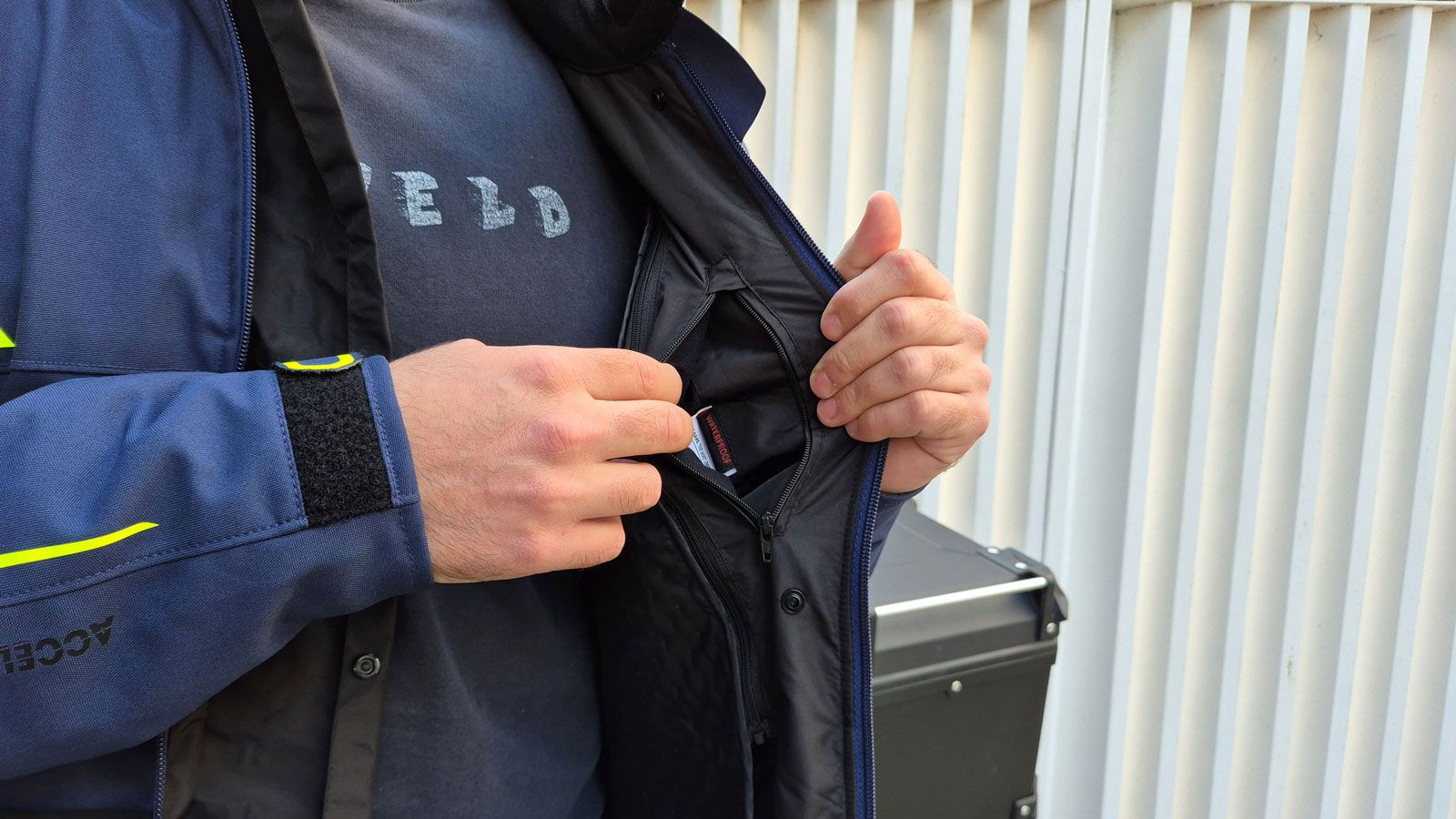 Το IXS Tour Lennox έχει και μία αδιάβροχη εσωτερική τσέπη τύπου Napoleon στην πιέτα. 