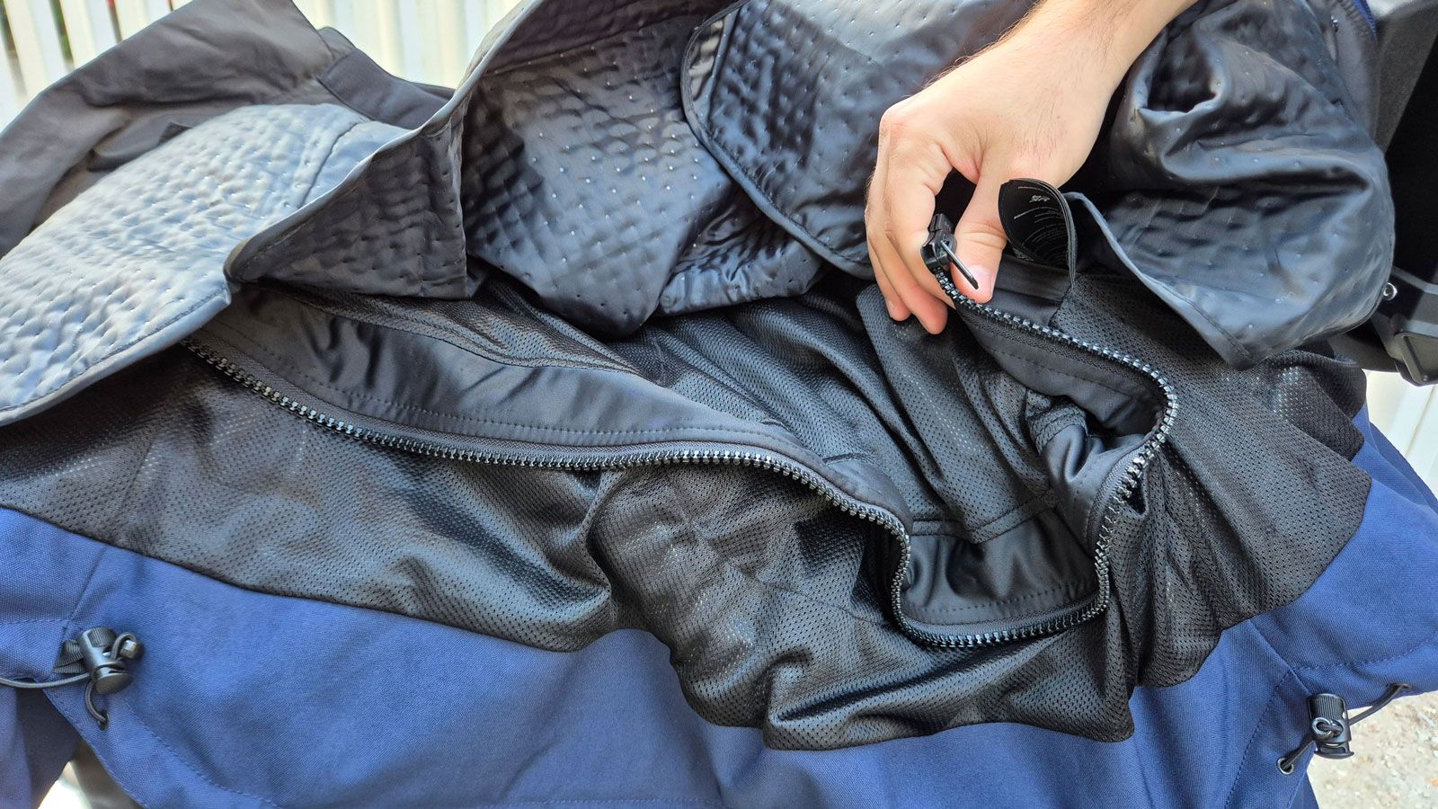 Στο κάτω μέρος του IXS Tour Lennox, υπάρχει ένα μεγάλο φερμουάρ σύνδεσης παντελονιού. 