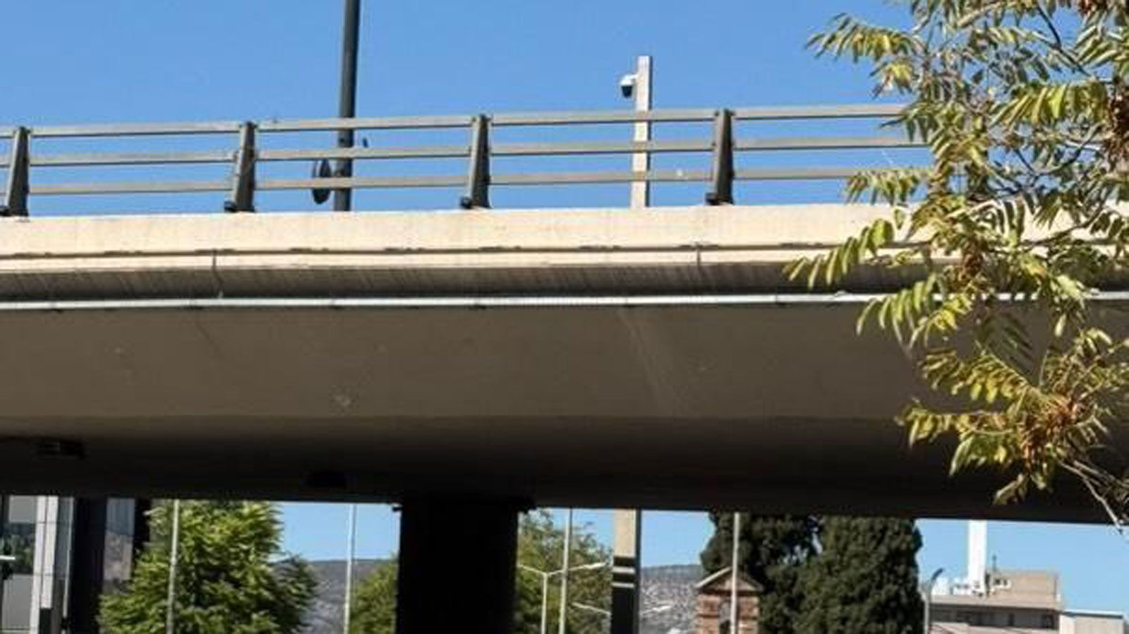 Οι κάμερες AI λειτουργούν σε 24ωρη βάση, καταγράφοντας φωτογραφίες και βίντεο των οχημάτων που κινούνται στα σημεία ελέγχου. Το υλικό αποστέλλεται ηλε