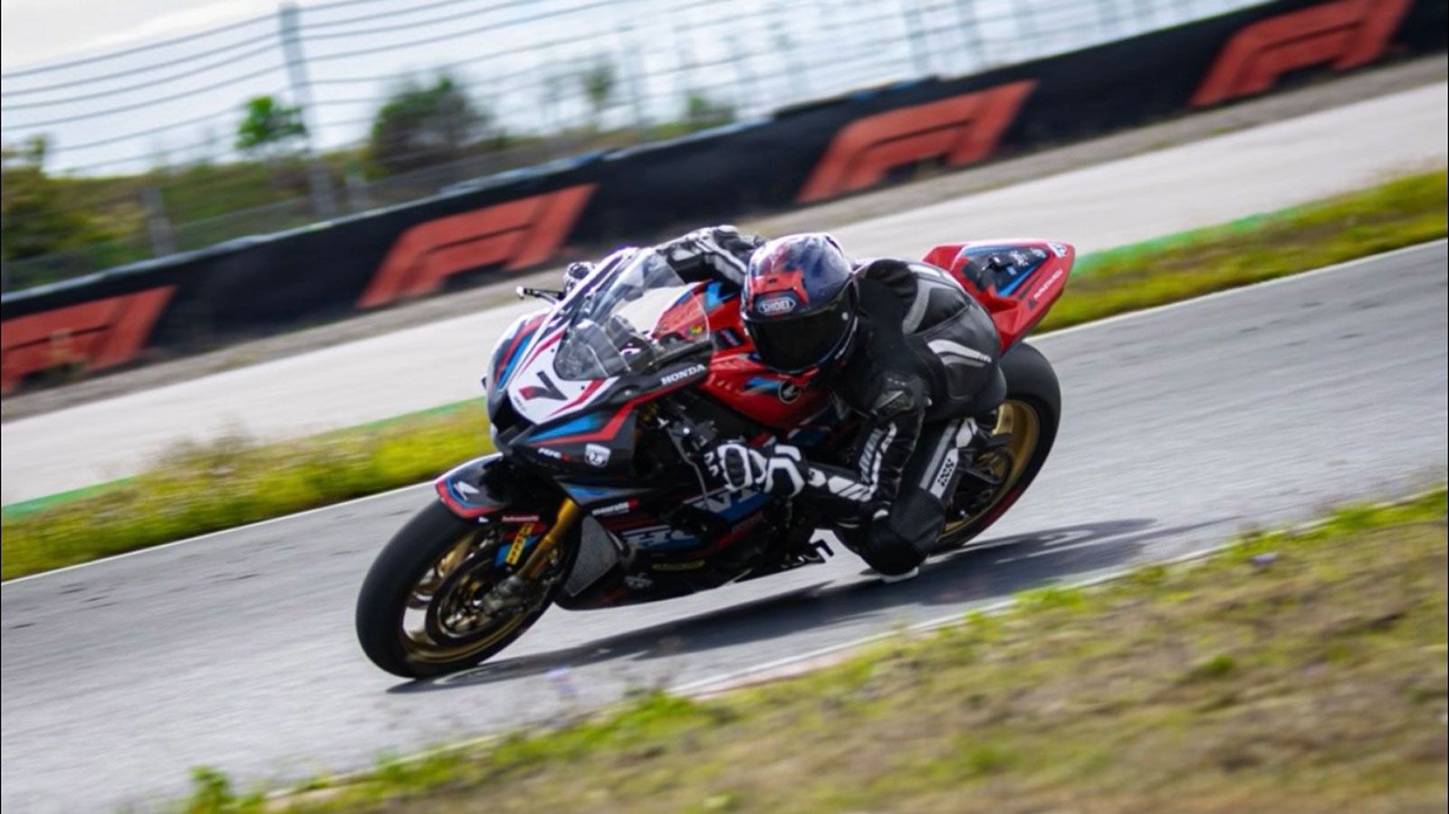 Στιγμές υπερηφάνειας για τα ελληνικά χρώματα στο Βαλκανικό Πρωτάθλημα Ταχύτητας BMU, όπου ο Δημήτρης Καρακώστας κατέκτησε μια σπουδαία νίκη στην κατηγ