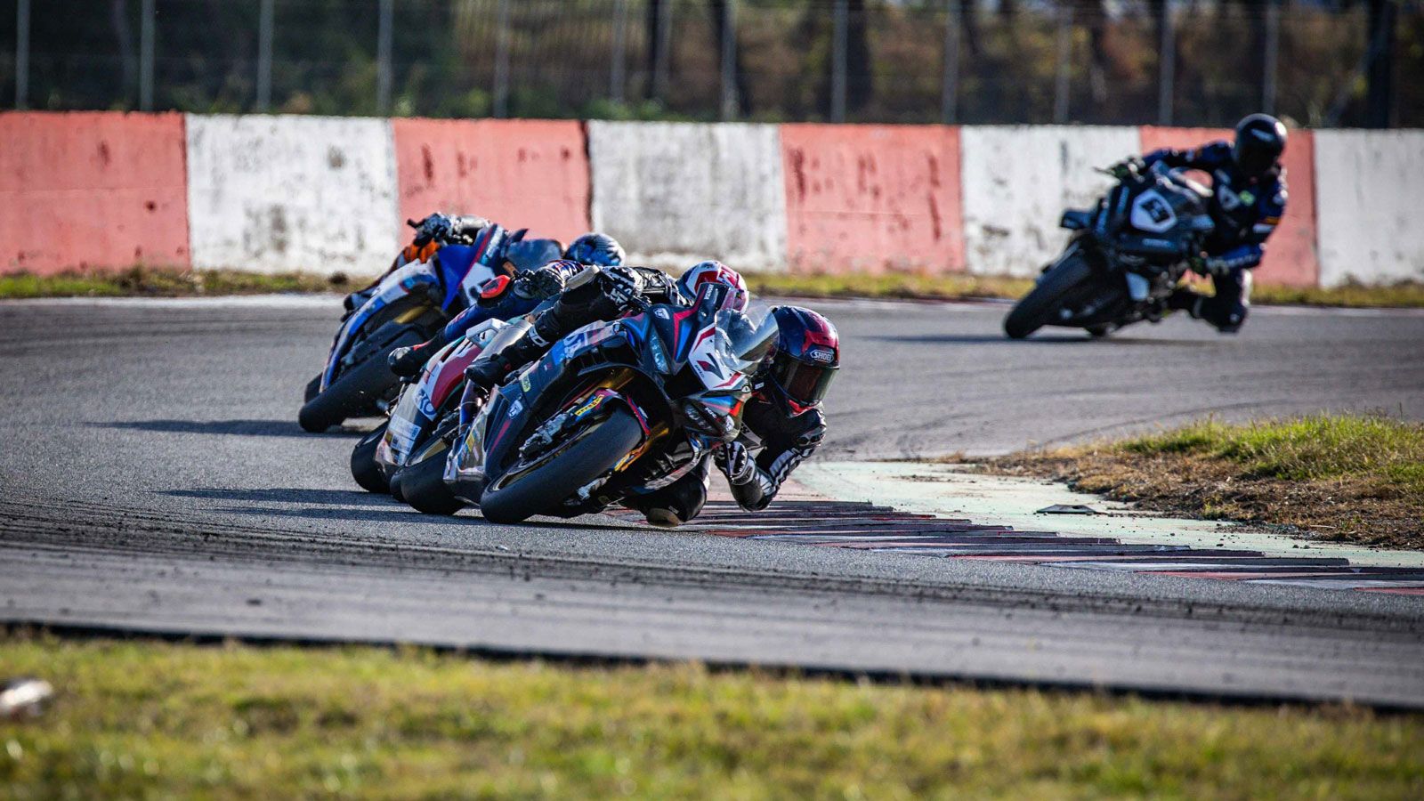 Στον πρώτο αγώνα του Σαββατοκύριακου, η μάχη δόθηκε πραγματικά στα χιλιοστά. Μόνο τρεις αναβάτες κατάφεραν να κατέβουν κάτω από το 1:20 στη πίστα των 