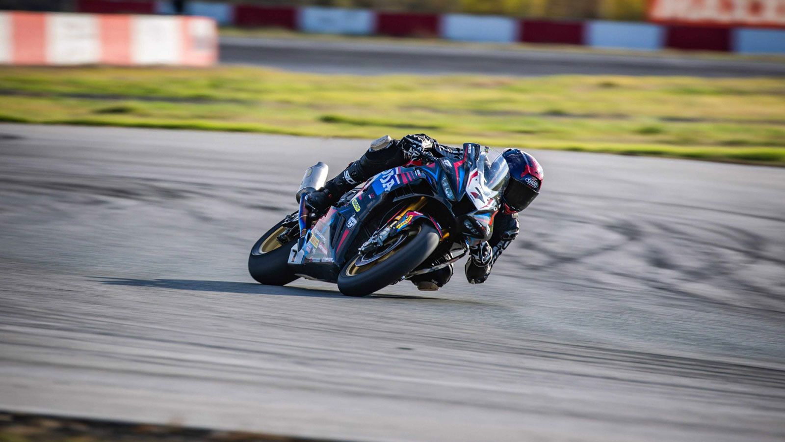 Ο Έλληνας αναβάτης Δημήτρης Καρακώστας κατέκτησε τον τίτλο του Πρωταθλητή Βαλκανίων Superbike, ανεβάζοντας την ελληνική σημαία στην κορυφή του BMU Cha