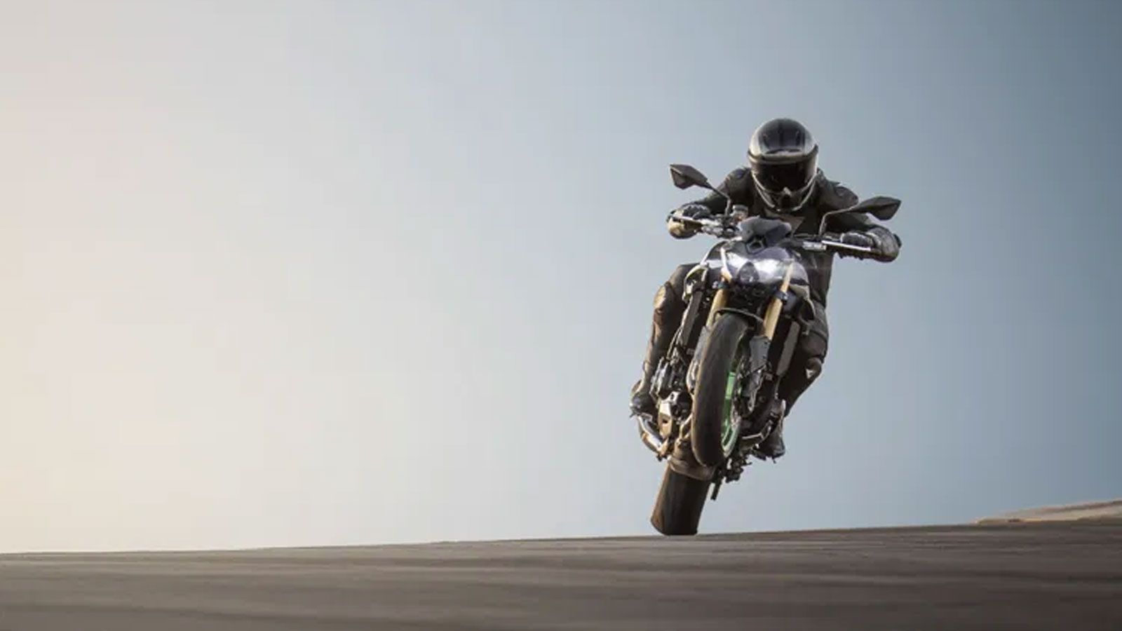 Τα μοντέλα θα διατίθενται από τον Οκτώβριο, ενώ αναμένεται ενημέρωση για τις τιμές από την Kawasaki μέσα στους επόμενους μήνες. Μέχρι τότε, οι ενδιαφε