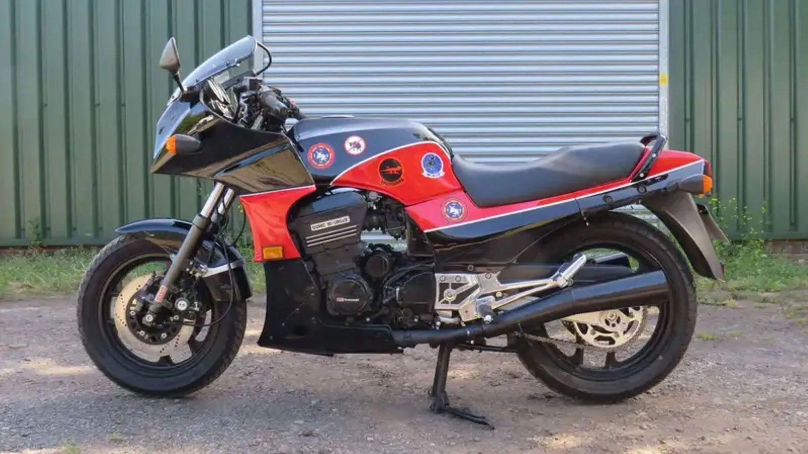 Η καρδιά του GPZ δεν ήταν απλώς ένας κινητήρας. Ήταν μια δήλωση. Ο πρώτος τετρακύλινδρος, υδρόψυκτος κινητήρας της Kawasaki με 16 βαλβίδες, 115 ίππους