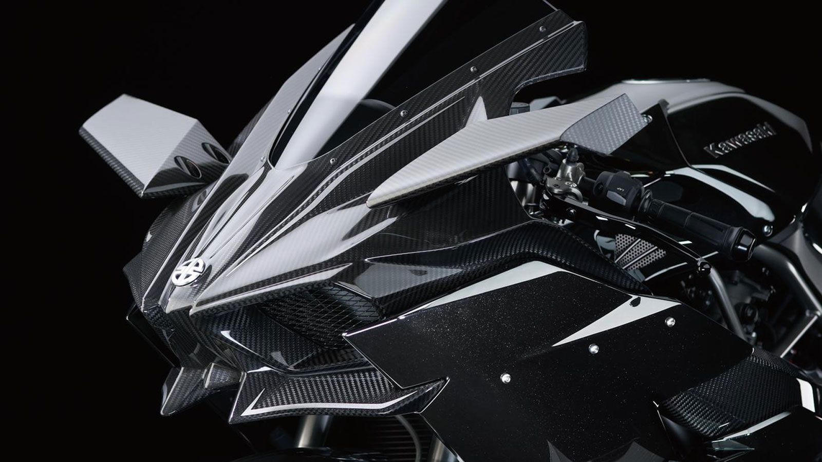 Η εξωτερική σχεδίαση βασίζεται σε φέρινγκ από ανθρακονήματα με ενσωματωμένα αεροδυναμικά winglets, που εξασφαλίζουν σταθερότητα στις ακραίες ταχύτητες