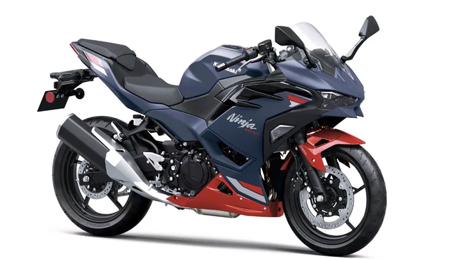 Η μικρότερη Ninja 500 θα διατεθεί με νέο χρώμα σε Metallic Flat Spark Black / Metallic Spark Black.