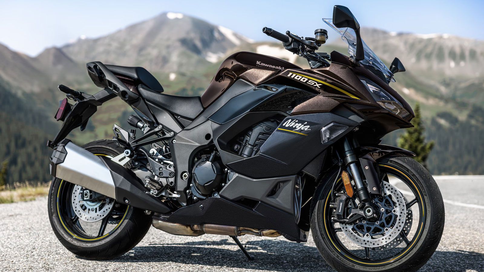 Η Kawasaki διατηρεί το Ninja H2 SX SE στην κορυφή των sport tourer, με τον υπερτροφοδοτούμενο κινητήρα 998 κ.εκ. που αποδίδει 200 ίππους και 137,3 Nm 