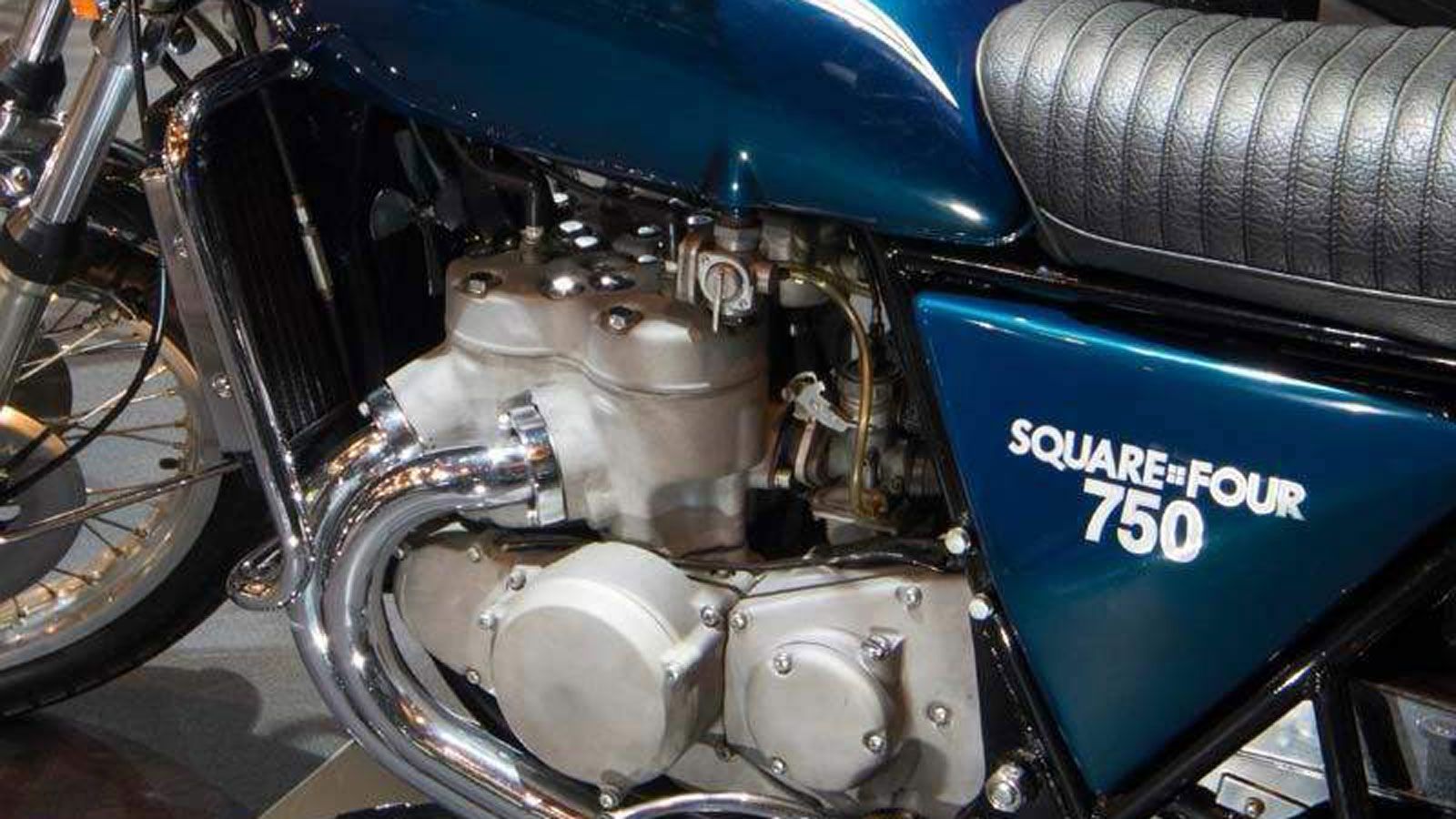 Στο παρασκήνιο, στο Akashi, δουλεύεται ένα project που σήμερα ακούγεται σχεδόν εξωπραγματικό: μια δίχρονη, τετρακύλινδρη μοτοσυκλέτα 750 κ.εκ. για χρή