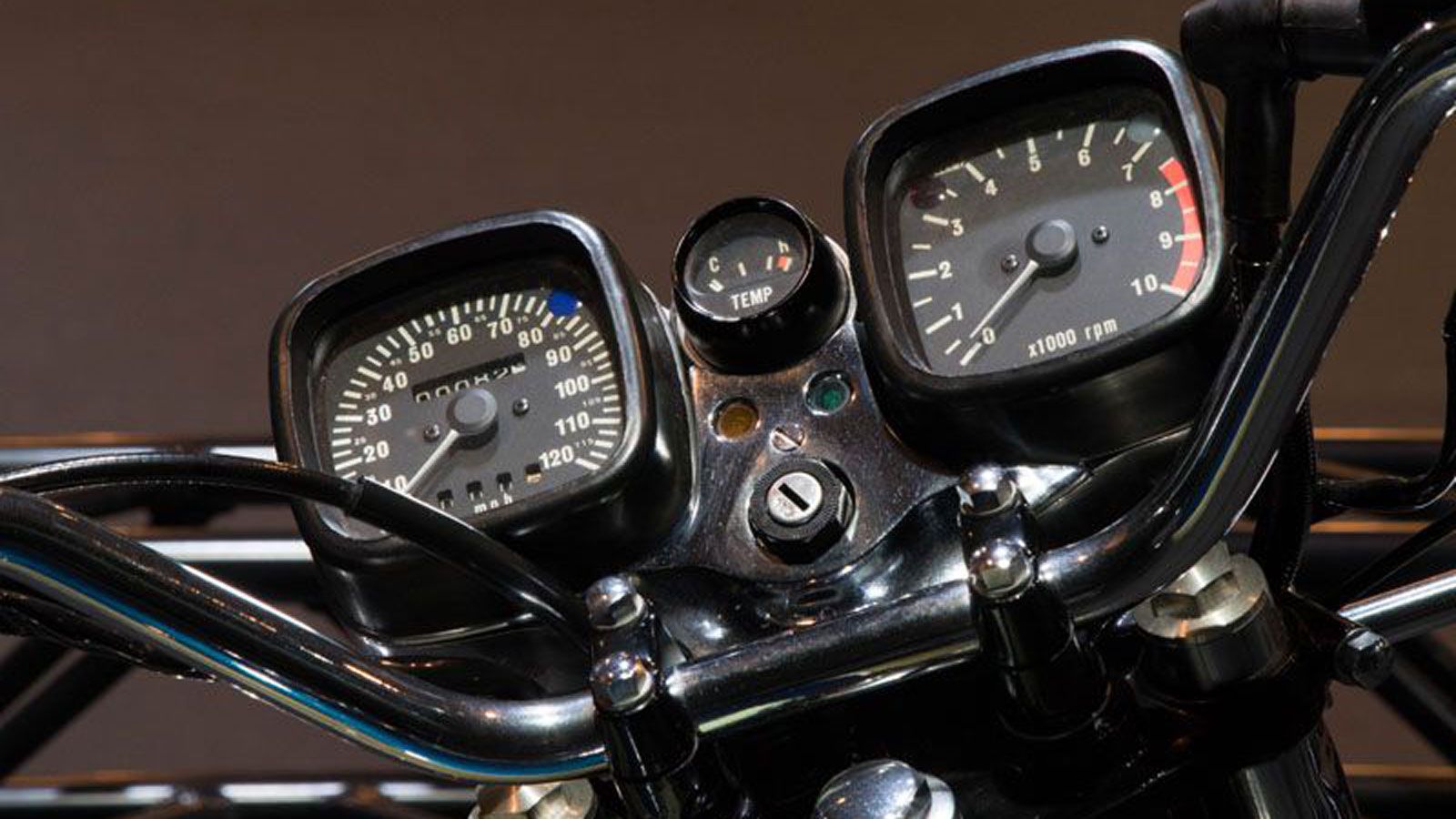 Είναι πιο επιθετικό, πιο «Kawasaki», πιο κοντά στο πνεύμα μιας εταιρείας που τότε μετρούσε τα πάντα σε ίππους και θράσος.
