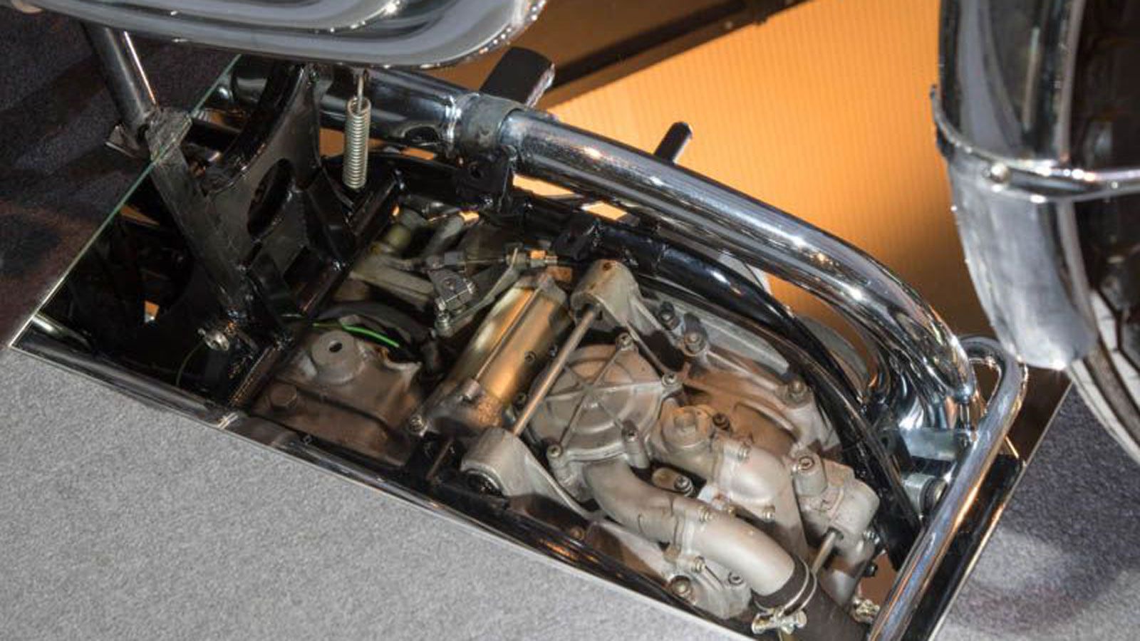 ην ίδια περίοδο εξελίσσονται ακόμη δύο φιλόδοξα σχέδια: ένας εξακύλινδρος κινητήρας 1.000 κ.εκ. και ένας κινητήρας Wankel. Όμως το Square Four 750 ξεχ