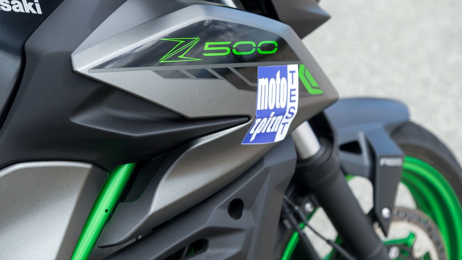 Το φινίρισμα των πλαστικών είναι εξαιρετικό, ενώ έχουν μικρά κενά στους αρμούς τους και στιβαρή συναρμογή, με αποτέλεσμα να μην εμφανίζουν δονήσεις κα