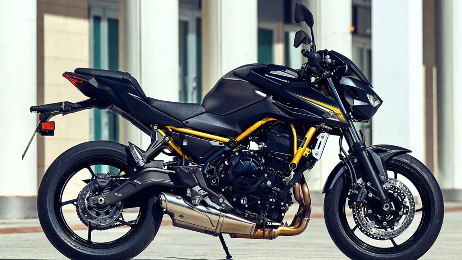 Ο αναβάτης κάθεται 20 mm ψηλότερα, με μεγαλύτερη επένδυση, ενώ ο συνεπιβάτης απολαμβάνει 20 mm φαρδύτερη σέλα και 10 mm επιπλέον αφρώδες. Προαιρετικά 