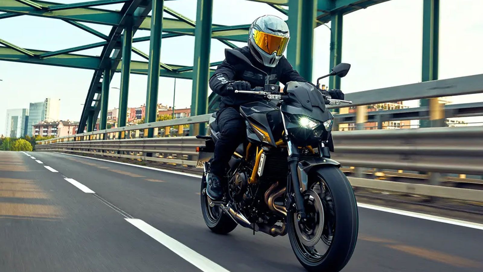 Η Kawasaki τοποθέτησε νέο τιμόνι τύπου fat-bar, 30 mm φαρδύτερο, επανασχεδίασε τη θέση των μαρσπιέ και προσέθεσε πιο αναπαυτική σέλα.