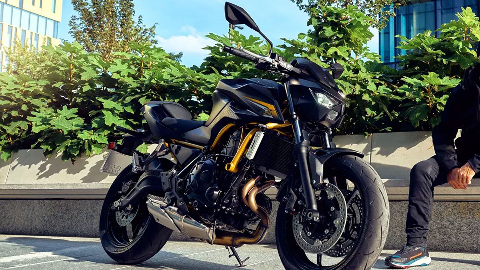 Το νέο μοντέλο δίνει φρέσκια πνοή στη γνωστή Z650, διατηρώντας το δυναμικό της χαρακτήρα αλλά με πιο ώριμη και καθημερινή προσέγγιση. Η μεγαλύτερη αλλ