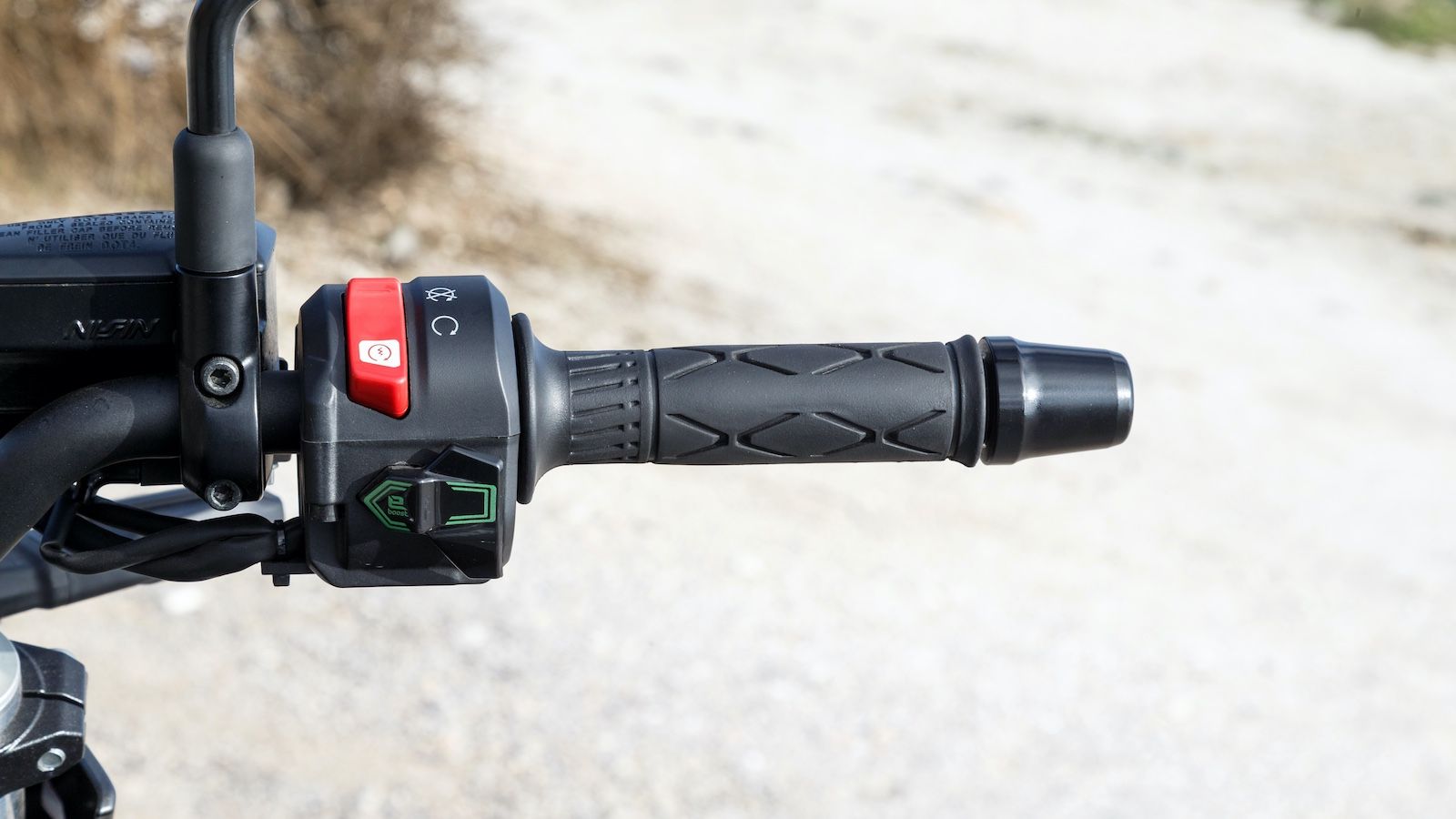 Το μαγικό κουμπί e-boost στο δεξί μέρος του τιμονιού που απογειώνει τις επιδόσεις και την διάθεση σου κάθε φορά που το πατάς.