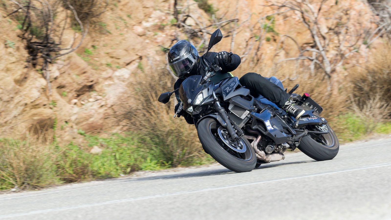 Όλα κυλούν ευχάριστα στην καθημερινότητα σου με το Ζ7 και μπορεί σε πυκνό μποτιλιάρισμα εμφανίζονται ορισμένοι περιορισμοί, καθώς το φαρδύ τιμόνι κόβε