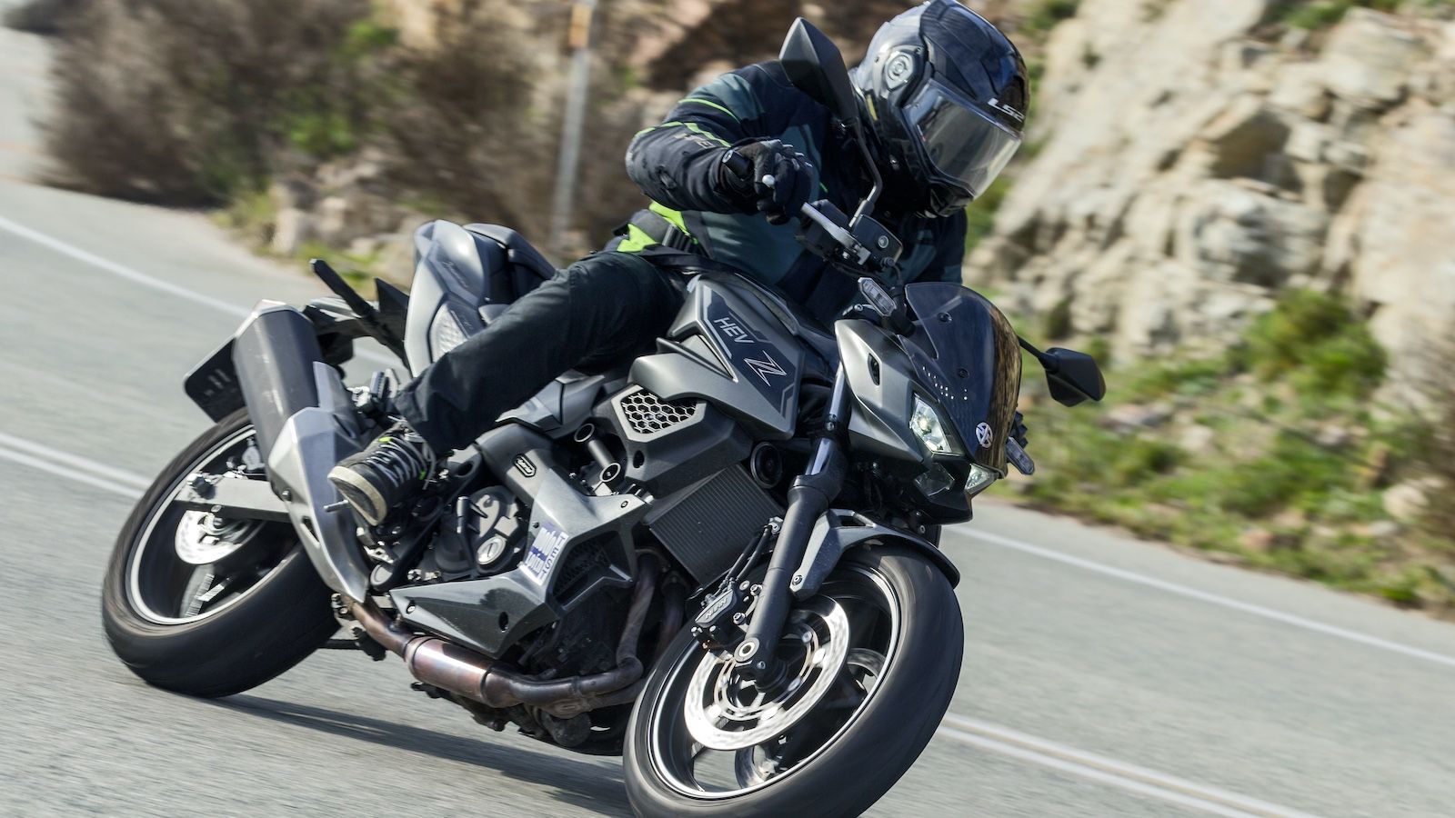 Τα υβριδικά σαν έννοια μας είναι λίγο έως πολύ γνωστά από την πλούσια θητεία τους στον χώρο των 4 τροχών. Η τεχνολογία αυτή περνάει για πρώτη φορά και