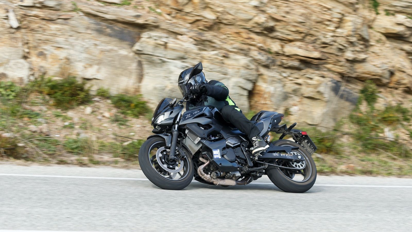 Την επιβράδυνση του Ζ7 αναλαμβάνουν δαγκάνες δύο εμβόλων σε συνεργασία με διπλά δισκόφρενα 300 χιλιοστών μπροστά και ένα δίσκο 220 χιλιοστών πίσω, με 