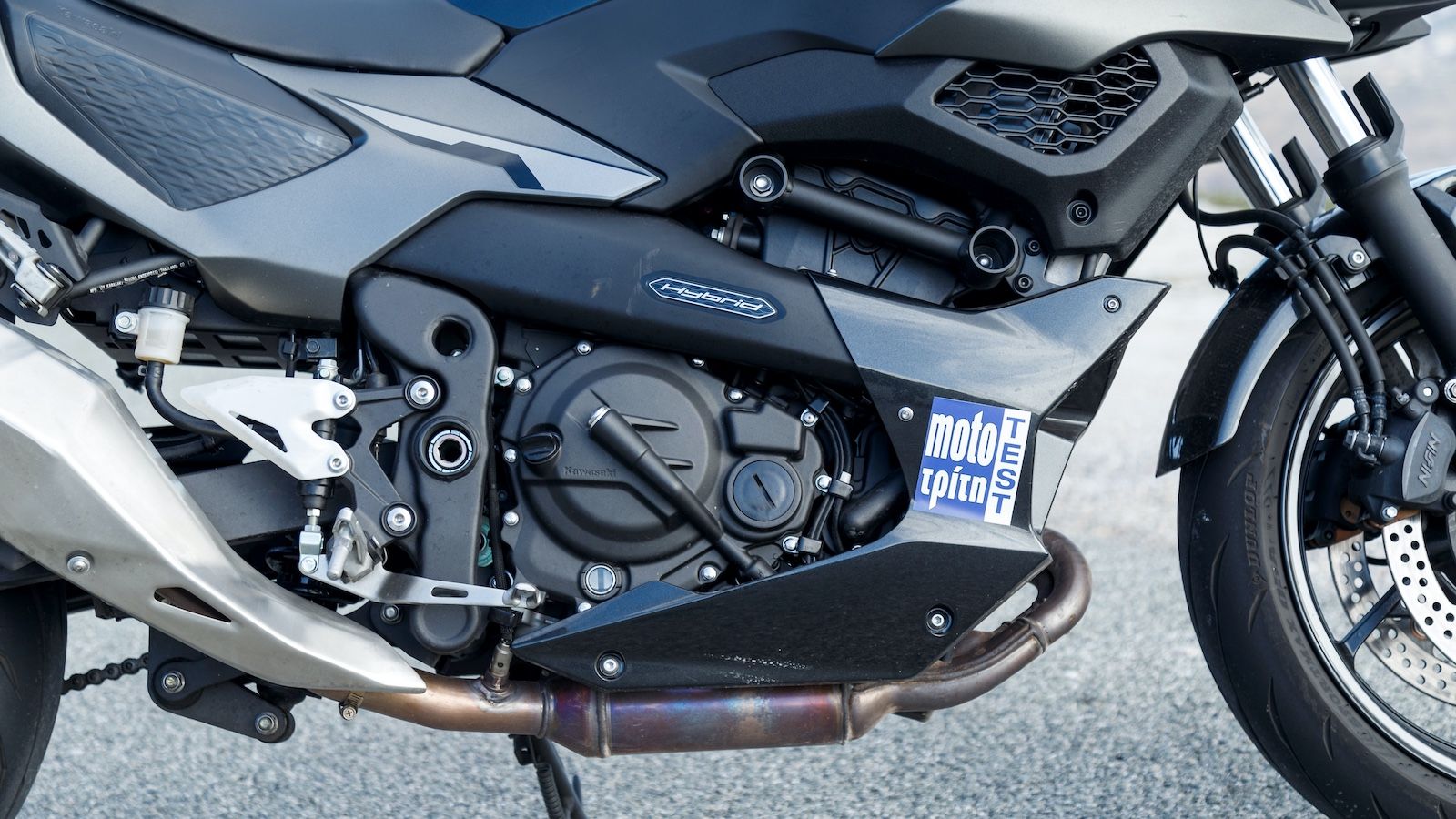 Έχουμε λοιπόν έναν δικύλινδρο σε σειρά κινητήρα 451 κυβικών όμοιο με αυτόν που φοράνε τα Ζ500, Ninja 500 και Eliminator και στο πίσω μέρος των κυλίνδρ