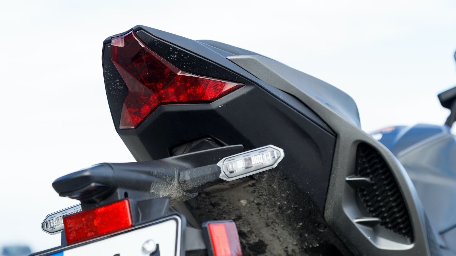 Γνώριμη και η αισθητική του πίσω LED φαναριού που ακολουθεί την τριγωνική σχεδίαση της ουράς.