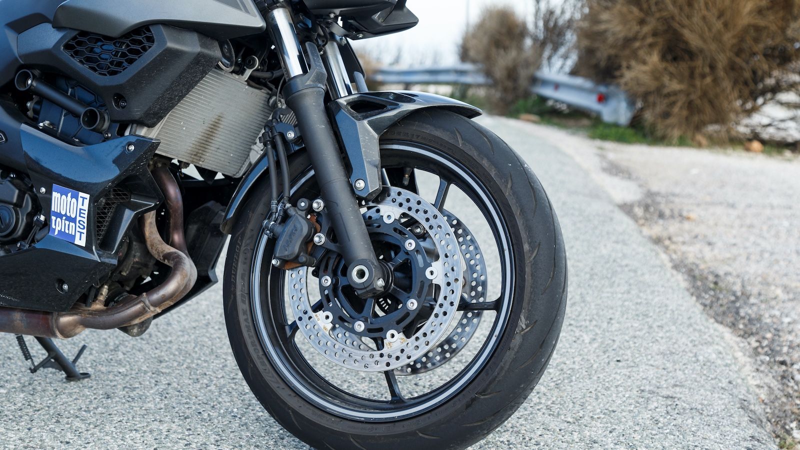 Στην ανάρτηση συναντάμε συμβατικές λύσεις με τηλεσκοπικό πιρούνι 41 χιλιοστών με διαδρομή 120 χιλιοστά.