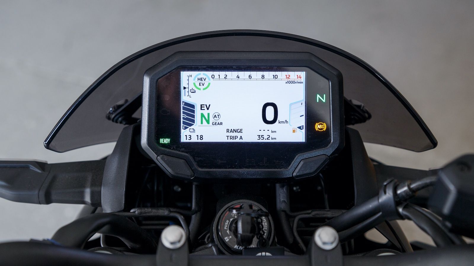 Μια έγχρωμη TFT οθόνη 4,3 ιντσών παρέχει αφειδώς πληροφόρηση στον αναβάτη με ευδιάκριτες ενδείξεις ανεξάρτητα των εξωτερικών συνθηκών.