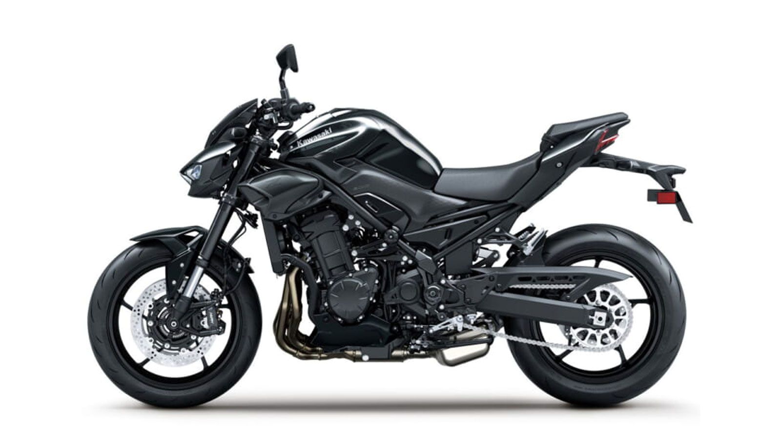 Η βασική έκδοση Z900 για το 2026 διατηρεί τη φιλοσοφία του super naked που γνωρίσαμε, ενσωματώνοντας όμως τεχνολογικές βελτιώσεις και νέο σχεδιασμό γρ