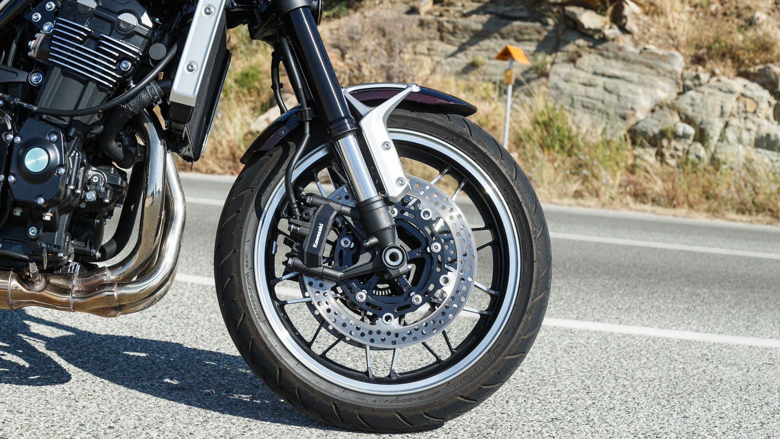 Τα περιφερειακά δεν έχουν αλλάξει, με το σύστημα πέδησης να αποκτά 2 δίσκους 300χλστ με τετραπίστονες, ακτινικές, μονομπλόκ δαγκάνες εμπρός και έναν δ