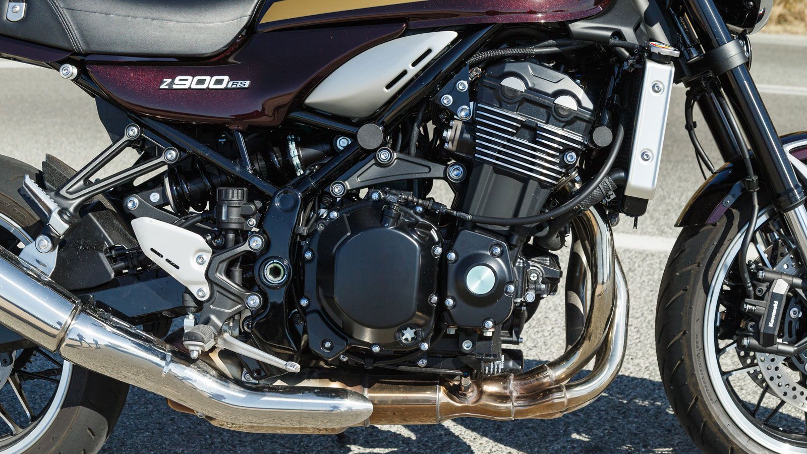 Δανεισμένος από το γυμνό Z900 με κυβισμό 948cc, 2 επικεφαλής εκκεντροφόρους και 16 βαλβίδες, παραμένει ίδιος με τις τροποποιήσεις που απαιτούνται για 