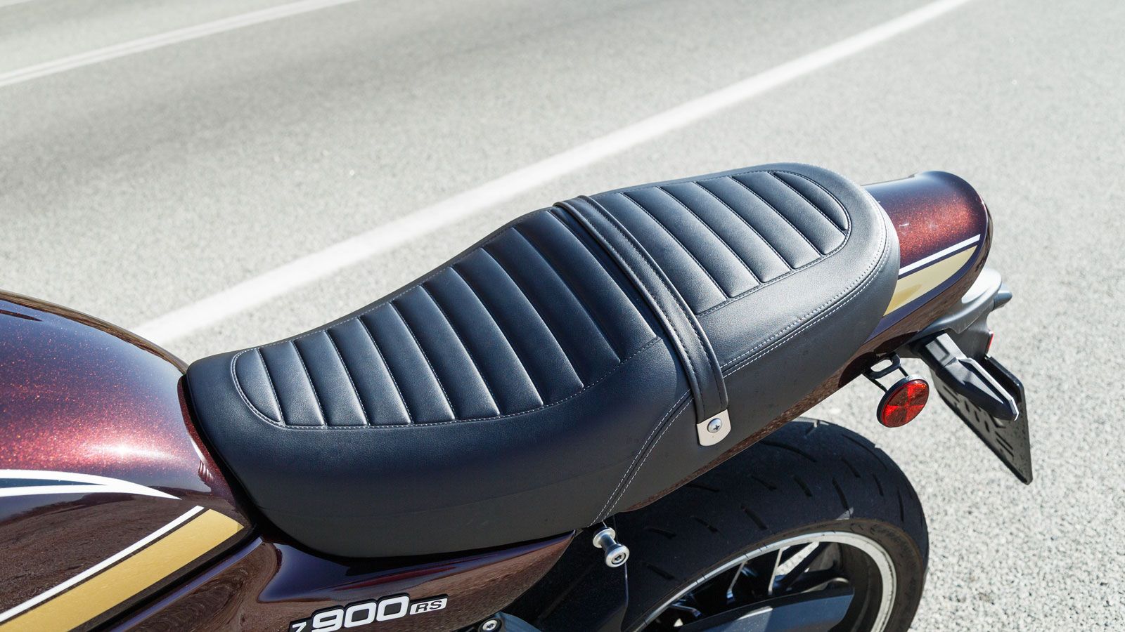 Η σέλα παρά την περιποιημένη εμφάνισή της, με τις κομψές κάθετες ραφές, εκλείπει ελαφρώς σε αφρώδες υλικό και θα νιώσεις ότι χρειάζεσαι μία-δυό στάσει