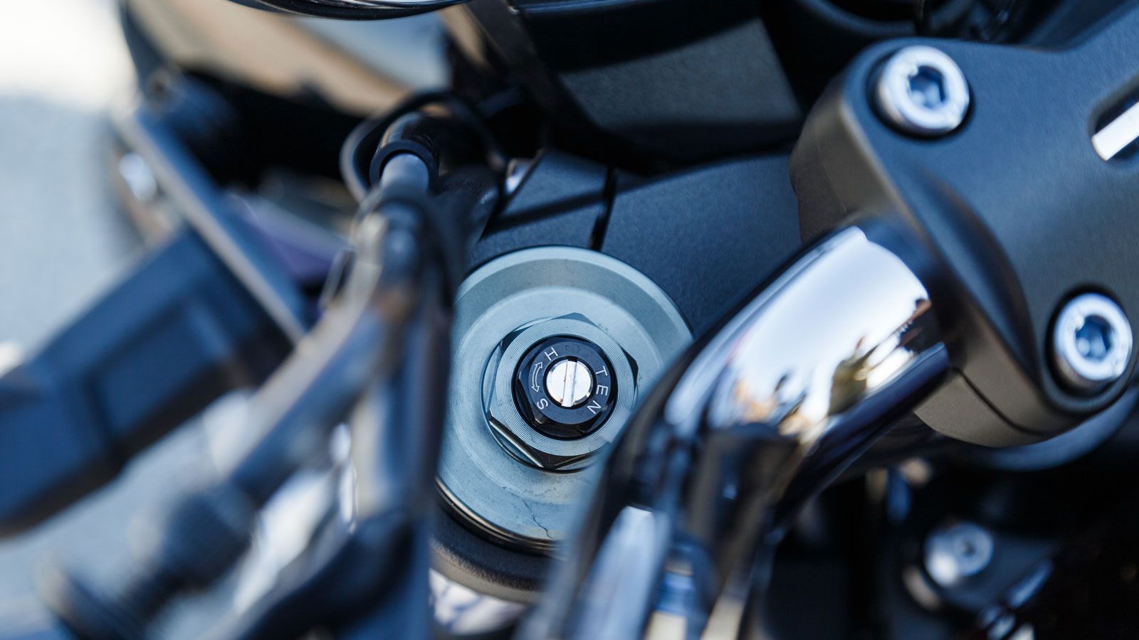 Οι αναρτήσεις αποτελούνται από ένα πλήρως ρυθμιζόμενο ανεστραμμένο πιρούνι 41χλστ εμπρός με διαδρομή 120χλστ και ένα οριζόντια, παράκεντρα τοποθετημέν