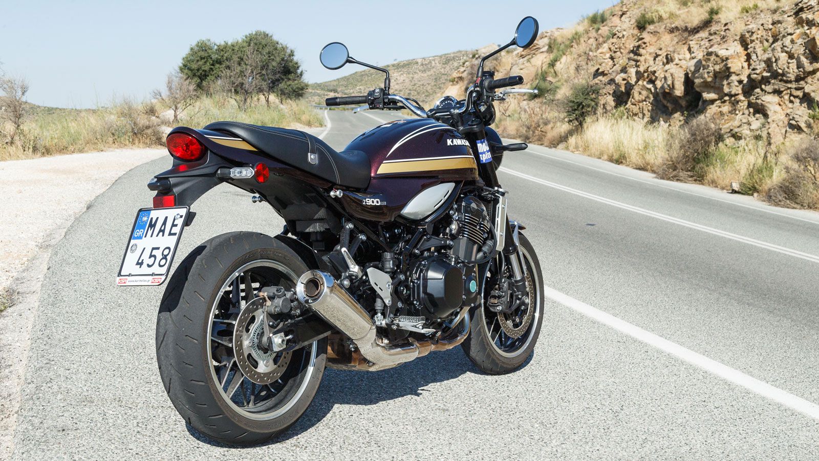 Το ατσάλινο πλαίσιο χωροδικτύωμα του Kawasaki Z900 RS είναι ίδιο με αυτό του απερχόμενου μοντέλου, χρησιμοποιώντας τον κινητήρα ως φέρον στοιχείο ενίσ