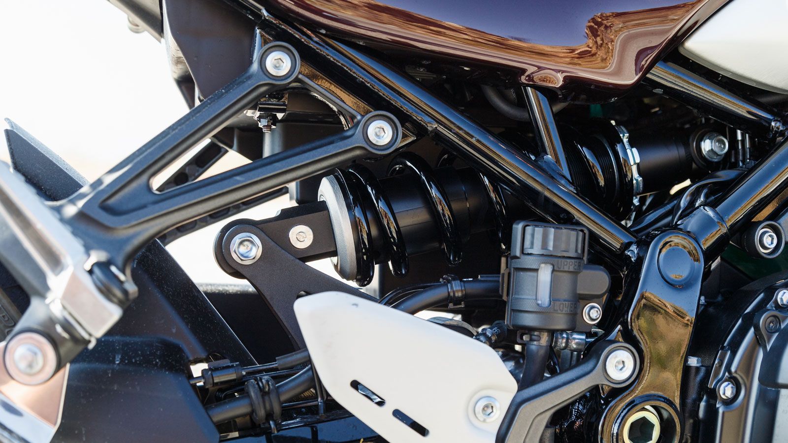 Η μεγαλύτερη απόσταση μαρσπιέ-σέλας και το μεγάλο μονοκόμματο τιμόνι, που έρχεται αρκετά ψηλά, δεν θα προκαλέσουν κούραση και πιασίματα ακόμα και σε π