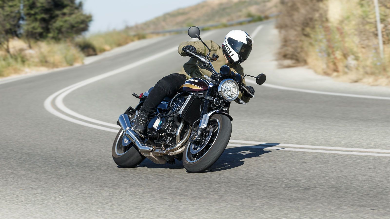 Από την εκκίνηση του, ο μπάσος και έντονος ήχος του κινητήρα, σε προδιαθέτουν για τις εμπειρίες που θα ακολουθήσουν, με τον τετρακύλινδρο να αποτελεί 