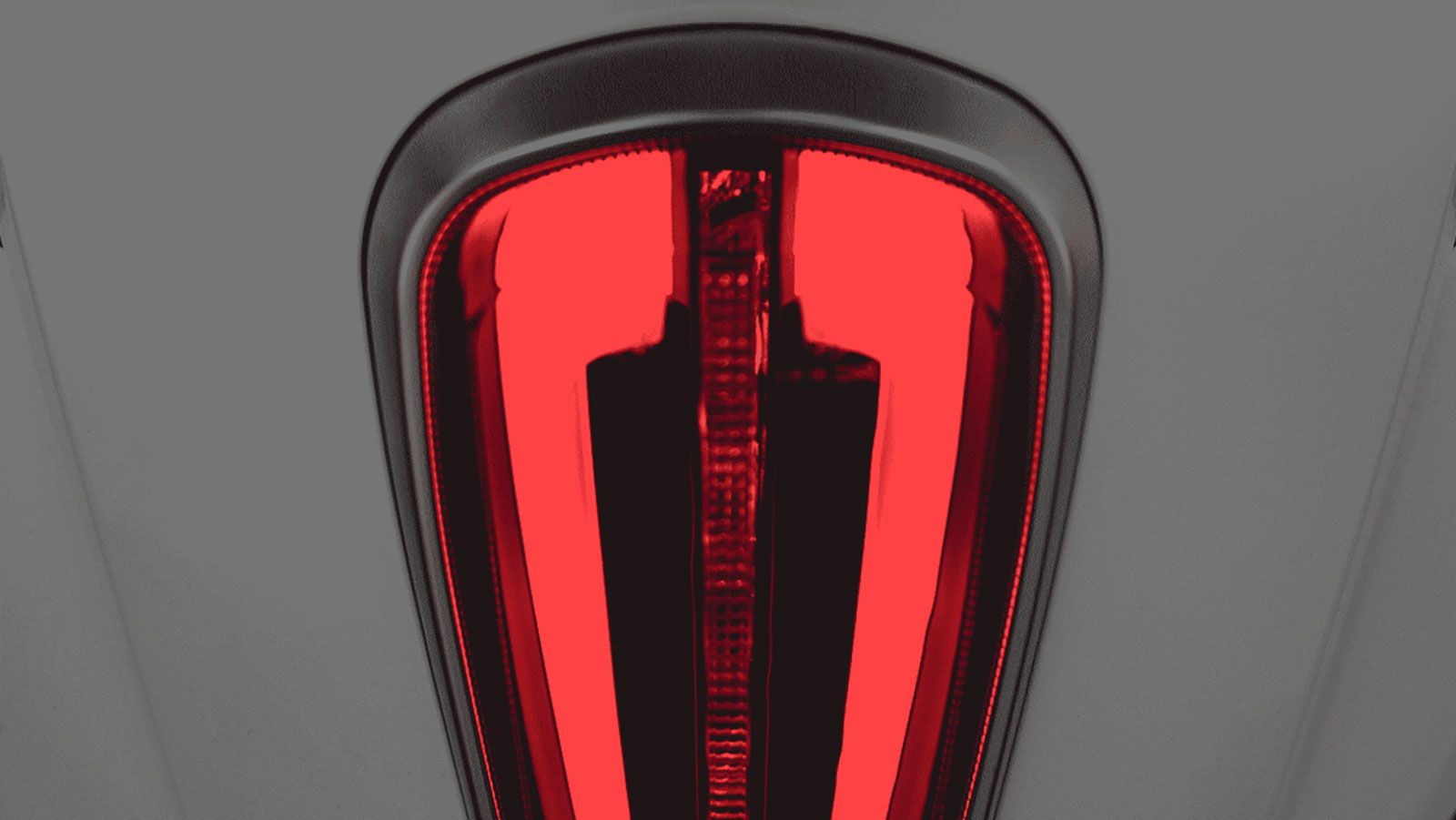 Το Versilia 125 διαθέτει φωτιστικά σώματα τεχνολογίας LED, προσφέροντας αυξημένη ορατότητα και μοντέρνα εικόνα, χωρίς να αλλοιώνεται ο ρετρό χαρακτήρα