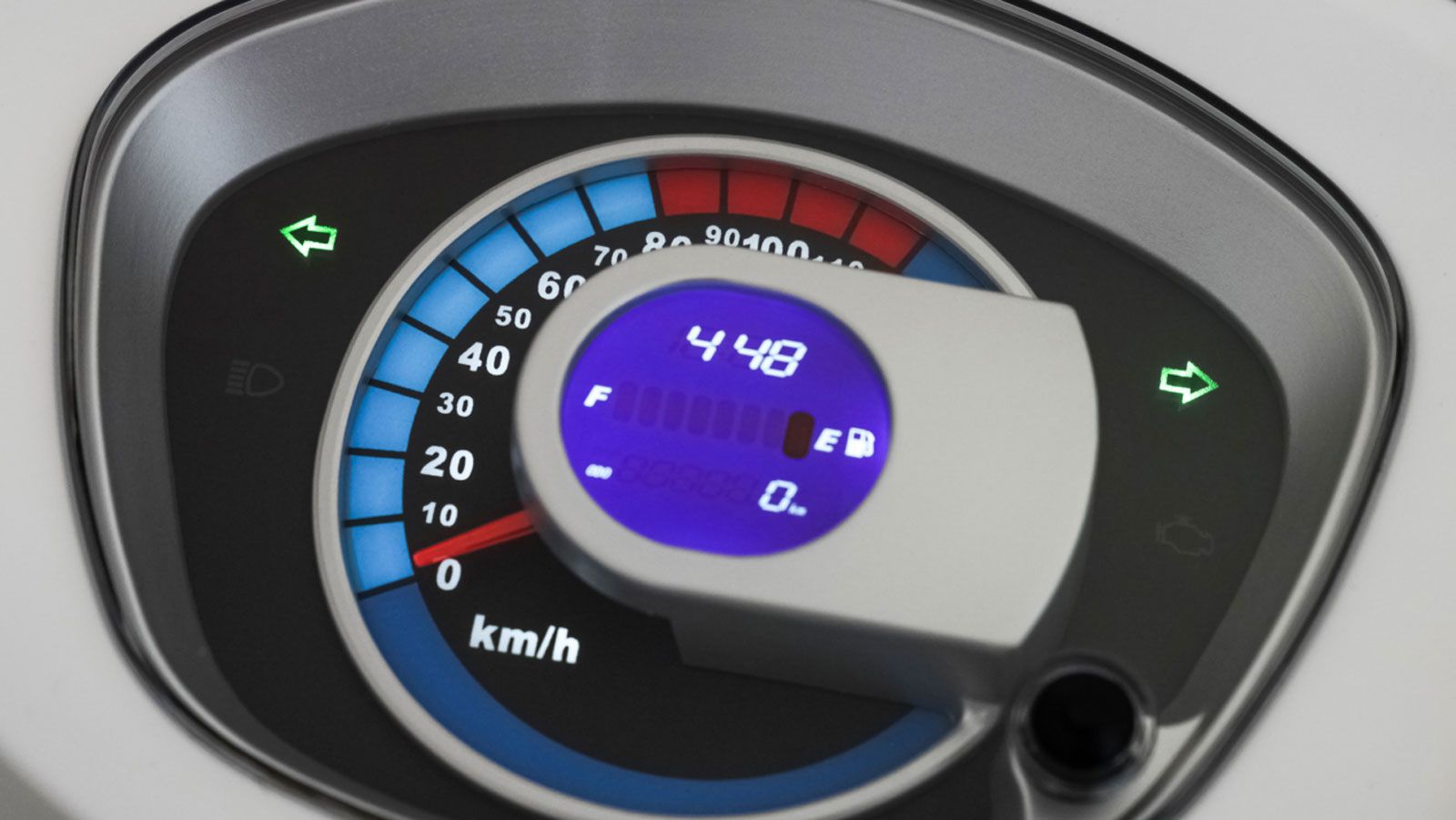 Παρά το ρετρό στιλ, το Versilia εξοπλίζεται με ψηφιακή οθόνη και USB θύρα μέσα στο κλειδούμενο εμπρός ντουλαπάκι