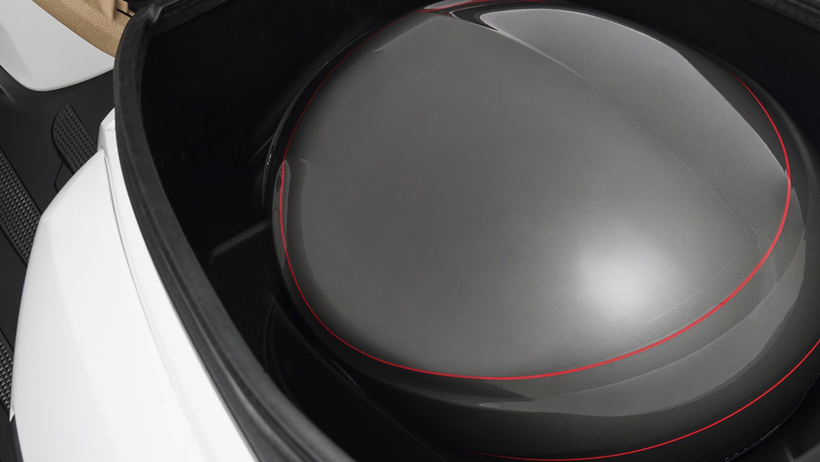 Χώρος κάτω από τη σέλα επαρκές για την αποθήκευση ενός jet κράνους.