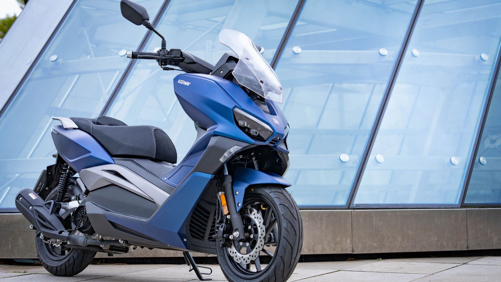 Το Keeway Vieste 125, με τιμή 2.250 ευρώ, ανήκει στη μικρή κατηγορία scooter και επιχειρεί να συνδυάσει πρακτικότητα με στοιχεία σύγχρονου design. 