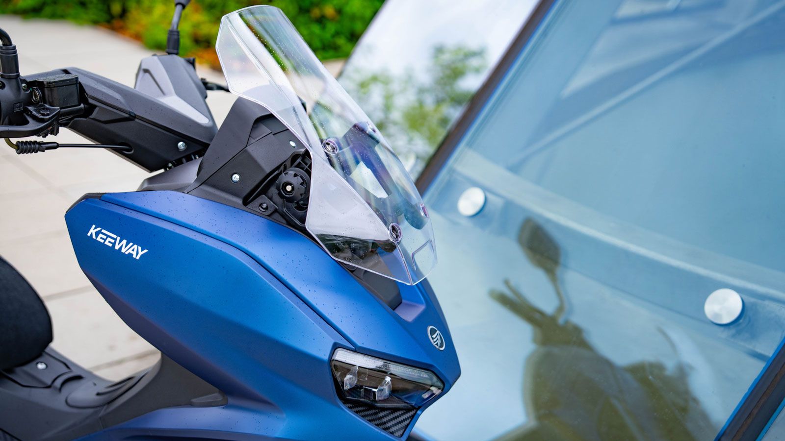 Η σχεδίαση των γραμμών είναι λιτή αλλά με σαφείς αναφορές σε μοντέρνο urban χαρακτήρα, με την πίσω αλουμινένια σχάρα να δίνει και πρακτικό τόνο στην ε