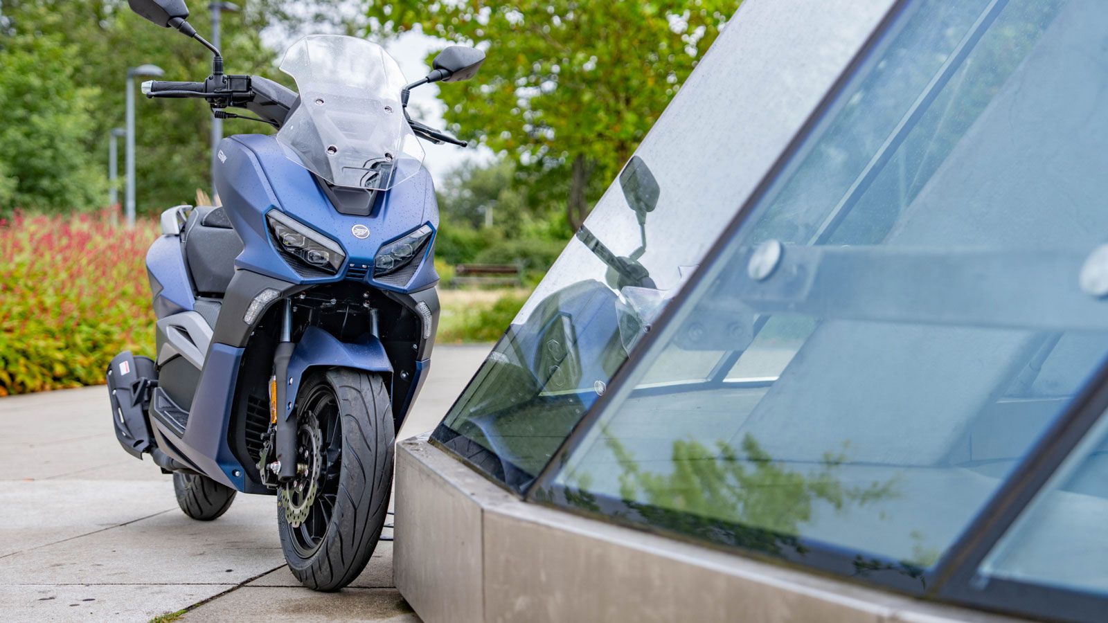 Το σύνολο συμπληρώνεται από έντονα φωτιστικά χαρακτηριστικά: Τέσσερις LED προβολείς, φώτα ημέρας DRL και πίσω φωτιστικά σώματα LED, που βελτιώνουν την