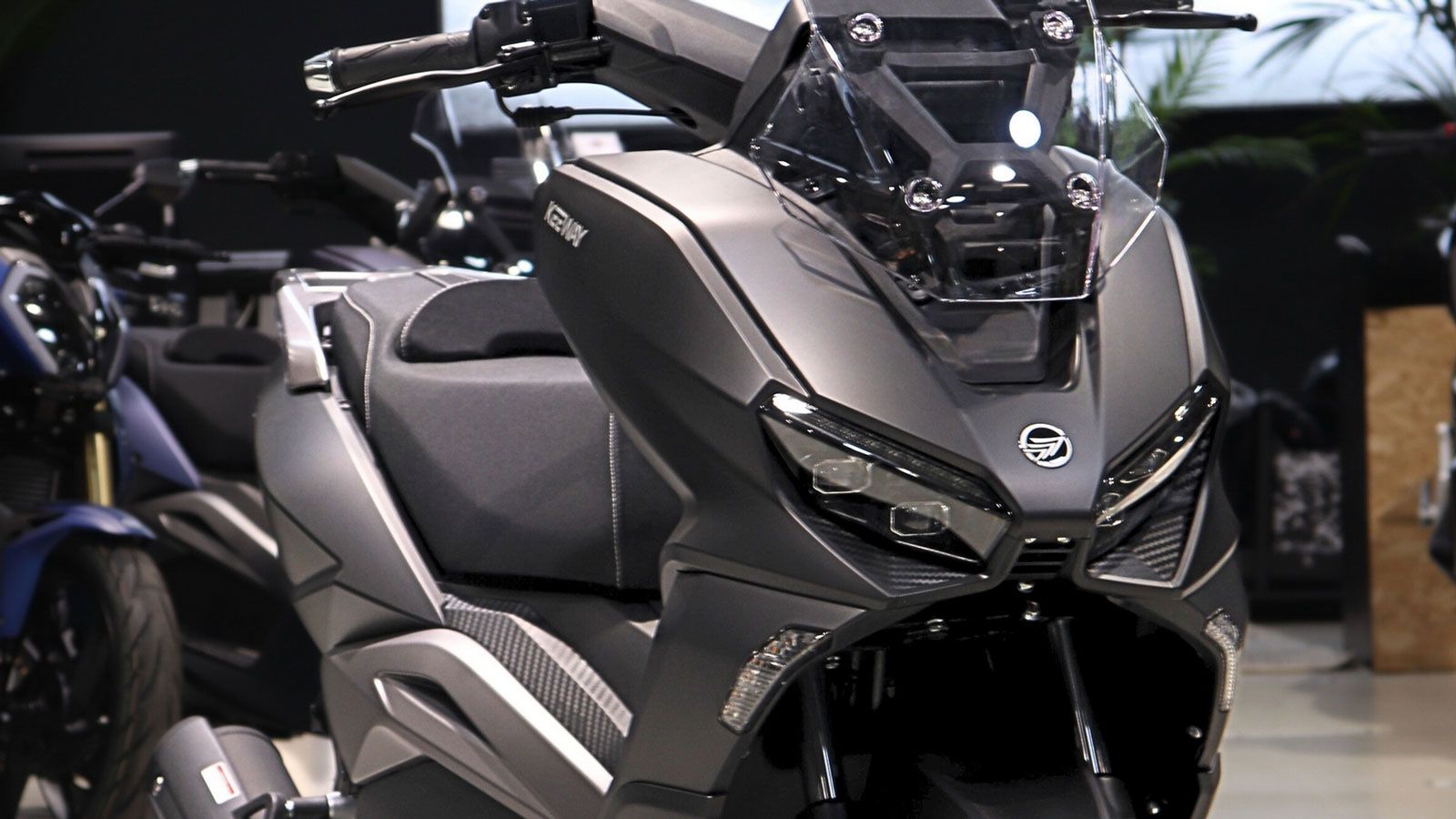 Το σύστημα φωτισμού βασίζεται σε τεχνολογία LED εμπρός και πίσω, ενώ ο αναβάτης διαθέτει θύρα USB και ντουλαπάκι ποδιάς για εύκολη φόρτιση συσκευών κα