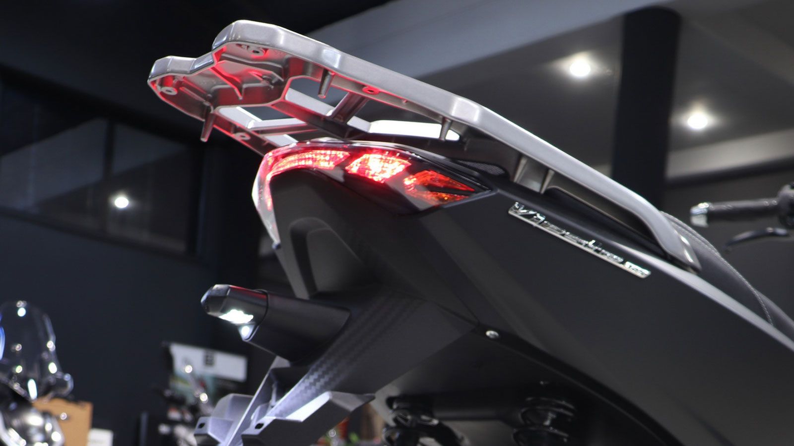 Ο σχεδιασμός του Vieste 125 E5+ παραμένει μοντέρνος και κομψός, με νέα σχεδίαση στην εξάτμιση που ενισχύει τη συνολική αισθητική. Το scooter διατίθετα