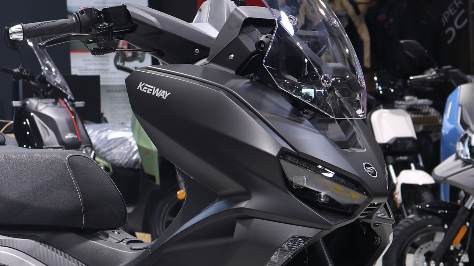 Tο Keeway Vieste 125 E5+ δείχνει ξεκάθαρα πως στοχεύει να ξεχωρίσει ανάμεσα στα 125άρια GT scooters, απευθυνόμενο σε αναβάτες που αναζητούν ποιότητα, 