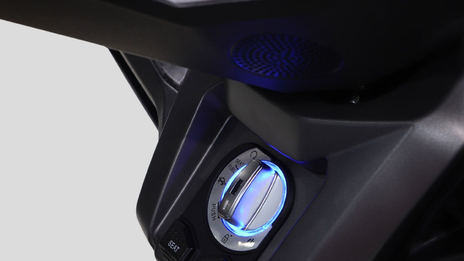 Το Vieste 125 E5+ εξοπλίζεται με πληθώρα λειτουργιών που δεν συναντά κανείς πολύ συχνά σε αυτή την κατηγορία. Το keyless σύστημα εκκίνησης επιτρέπει τ