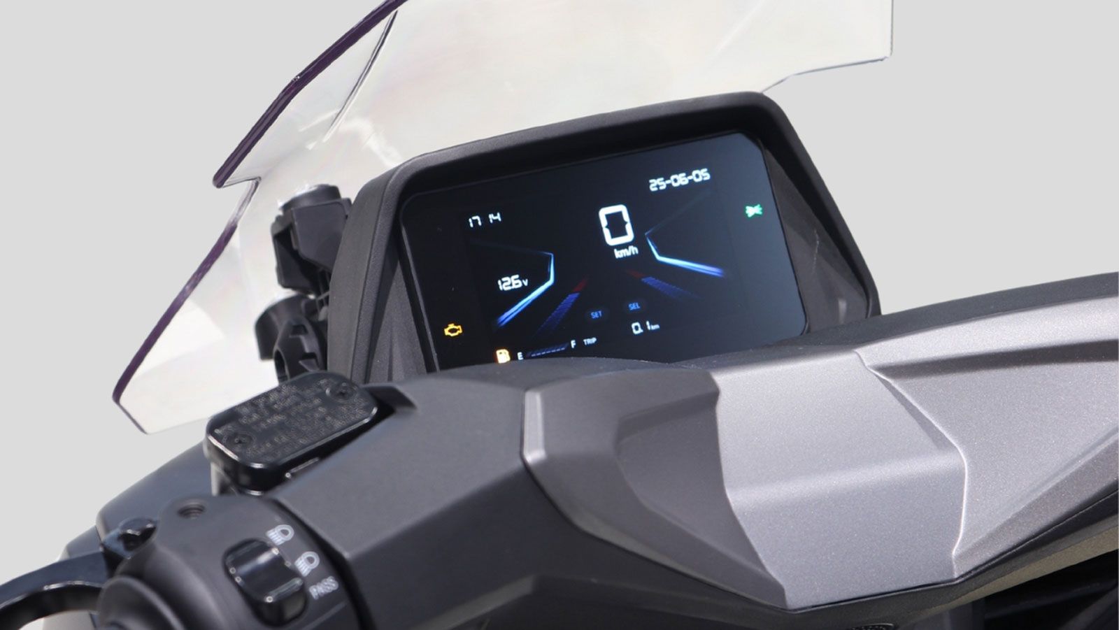 Ο πίνακας οργάνων αποτελείται από δύο αναλογικά ρολόγια και μια ευδιάκριτη LCD οθόνη στο κέντρο, με πλήρως ψηφιακή εκδοχή να προσφέρει επίσης μοντέρνα